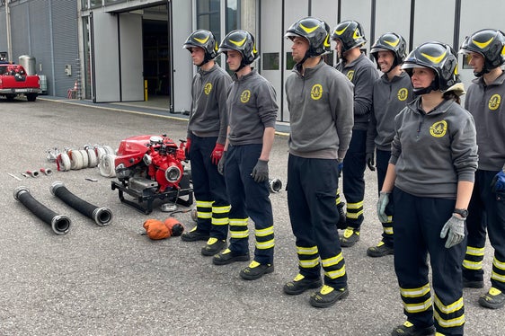Auch der Umgang mit Pumpen will erlernt sein; das Bild entstand während des soeben abgeschlossenen elften Ausbildungskurses der Berufsfeuerwehr im Innenhof der Feuerwache an der Drususallee in Bozen. (Foto: LPA/Berufsfeuerwehr Bozen)