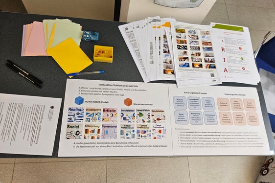 Mit viel Informationsmaterial, aber auch mit Quizspielen, wurden die Besucherinnen und Besucher beim Tag der offenen Tür überrascht. (Foto: LPA/AVZ Bruneck)
