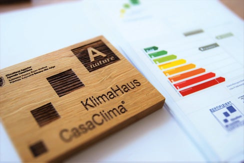 La Giunta provinciale ha dato il via libera al programma annuale 2024 dell’Agenzia per l'Energia Alto Adige – CasaClima. Il programma prevede un finanziamento di base pari a 1,4 milioni di euro. (Foto: KlimaHaus Agentur - Agenzia CasaClima)