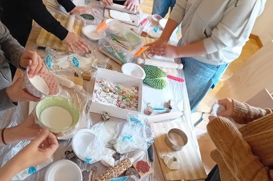 Uno sguardo all'ampia offerta del programma di cultura giovanile 2024/2025: lavorare con la creta da modellare a Vandoies di Sopra. (Foto: USP/Ufficio Servizio giovani)