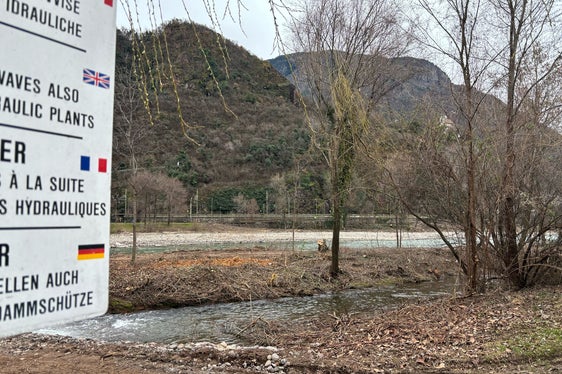 Das Landesamt für Wildbach- und Lawinenverbauung Süd führt Uferpflegearbeiten am Eisack unterhalb der gelben Brücke beim Zusammenfluss mit der Talfer aus. (Foto: LPA/Maja Clara)