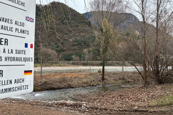 Das Landesamt für Wildbach- und Lawinenverbauung Süd führt Uferpflegearbeiten am Eisack unterhalb der gelben Brücke beim Zusammenfluss mit der Talfer aus. (Foto: LPA/Maja Clara)