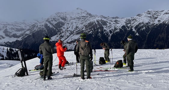 Beim diesjährigen Kurs in Ratschings waren neben Lawinenkommissionsmitgliedern auch Jungförster und Jungförsterinnen dabei. (Foto: LPA/Landesamt für Meteorologie und Lawinenwarnung)