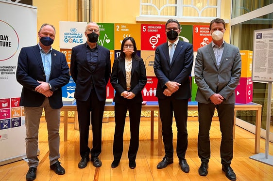 Tauschten sich über die Forschung im Glomos aus: (v.l.) Szarzynski (Glomos), Eurac-Präsident Psenner, UNU-Direktorin Shen, LH Kompatscher, Schneiderbauer (Glomos). (Foto: Eurac Research/Annelie Bortolotti)