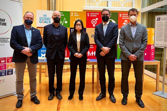 Tauschten sich über die Forschung im Glomos aus: (v.l.) Szarzynski (Glomos), Eurac-Präsident Psenner, UNU-Direktorin Shen, LH Kompatscher, Schneiderbauer (Glomos). (Foto: Eurac Research/Annelie Bortolotti)