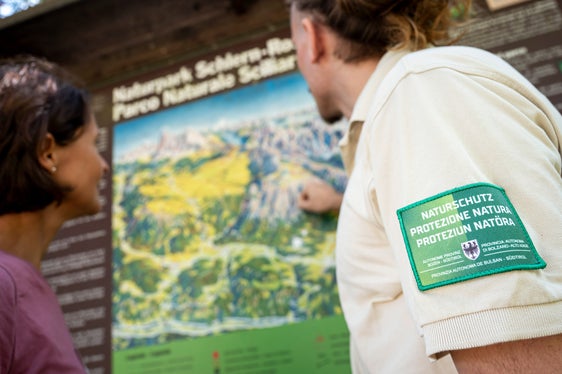 Der Arbeitsplatz von Naturpark Ranger Anton Schönberger (rechts) ist der Naturpark Schlern-Rosengarten: Hauptaufgabe der Naturpark Ranger ist die Umweltbildung in den Naturparkhäusern und im Schutzgebiet. (Foto: LPA/Fabio Brucculeri)