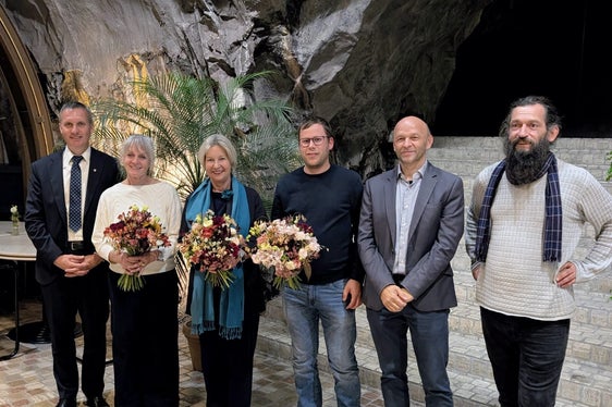 Kommissionsmitglieder und Ehrengäste bei der Zertifikatsverleihung im Felsenkeller der Laimburg (von links): Landesrat Luis Walcher, Ute Schwarz, Irene Unterhofer, Armin Gamper, der Direktor der Fachschule Laimburg Paul Mair, der Koordinator des Kräuterkurses Benjamin Pedross (Foto: LPA/Fachschule Laimburg)