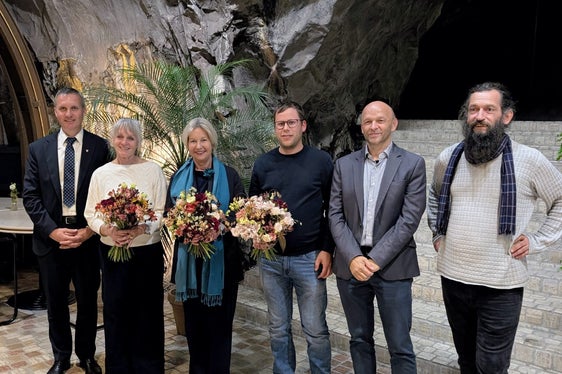 Kommissionsmitglieder und Ehrengäste bei der Zertifikatsverleihung im Felsenkeller der Laimburg (von links): Landesrat Luis Walcher, Ute Schwarz, Irene Unterhofer, Armin Gamper, der Direktor der Fachschule Laimburg Paul Mair, der Koordinator des Kräuterkurses Benjamin Pedross (Foto: LPA/Fachschule Laimburg)