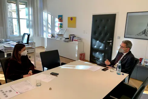 Landeshauptmann Arno Kompatscher im Gespräch mit der neuen ORF-Landesdirektorin, Esther Mitterstieler (Foto: LPA/Elisabeth Augustin)