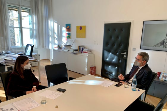 Il presidente Kompatscher dialoga con la direttrice provinciale ORF Esther Mitterstieler. (Foto: ASP/Elisabeth Augustin)