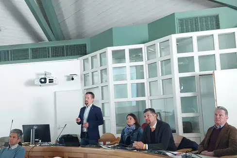 Da sinistra l'ingegner Michael Pfeifer, la responsabile unica del procedimento Sabine Thurner, l'assessore Daniel Alfreider e il sindaco di Appiano Wilfried Trettl (Foto: ASP/Patrick Thaler)