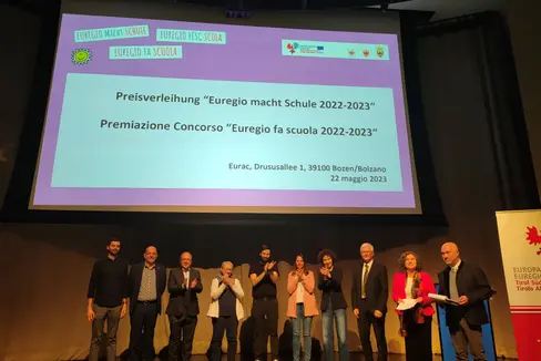Hanno consegnato i premi (da sinistra) Benedikt Menardi, Fritz Tiefenthaler, Thomas Neuwirth, Francesca Quercia, Andreas Eisendle, Magdalena Lerchegger, la segretaria generale dell'Euregio Elisa Bertò, Werner Mayr, responsabile dell'Area Pedagogica, Raffaella Di Iorio e Daniel Karl Mascher (Foto: Euregio)
