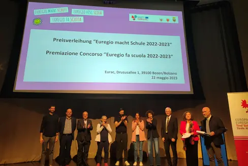 Hanno consegnato i premi (da sinistra) Benedikt Menardi, Fritz Tiefenthaler, Thomas Neuwirth, Francesca Quercia, Andreas Eisendle, Magdalena Lerchegger, la segretaria generale dell'Euregio Elisa Bertò, Werner Mayr, responsabile dell'Area Pedagogica, Raffaella Di Iorio e Daniel Karl Mascher (Foto: Euregio)