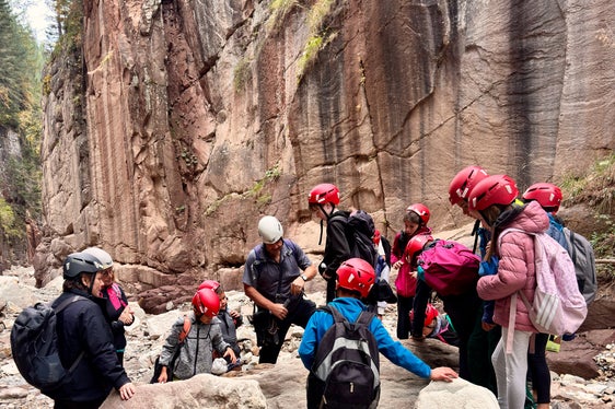 Anlässlich des Tags der Geodiversität erkundeten die Schülerinnen und Schüler der Grundschulen Aldein und Radein die geologische Vielfalt der Bletterbachschlucht. (Foto: Geoparc Bletterbach/Monika Franzelin)