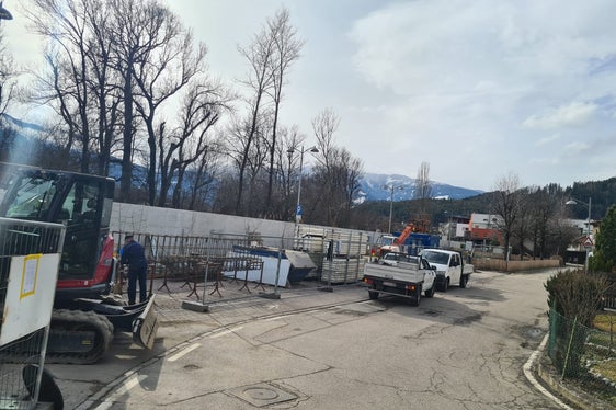 In der Marco-Polo-Straße am rechten Rienzdamm in Stegen in der Gemeinde Bruneck haben die Arbeiter der Wildbachverbauung mit den Arbeiten zur Vervollständigung der Hochwasserschutzmauer begonnen. (Foto: LPA/Landesamt für Wildbach- und Lawinenverbauung Ost)