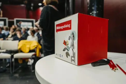 Beim Bildungsdialog wird derzeit ermittelt, welche Rahmenbedingungen geschärft werden müssen, um die Arbeit mit Kindern und Jugendlichen zu verbessern. (Foto: LPA/Andreas Senoner)