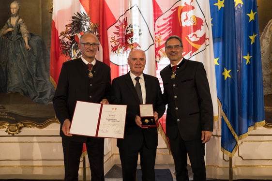 Insignito della croce al Merito del Land Tirol dai presidenti provinciali Anton Mattle (a sinistra) e Arno Kompatscher (a destra): Karl Werner (al centro) di Riffiano. (Foto: Land Tirol/Sedlak)