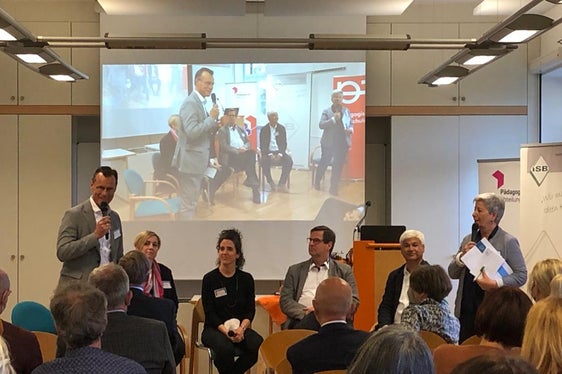 Referentinnen und Referenten sowie das Moderationsteam: (v.l.) Klaus Schneider, Michaela Dorfmann, Emily Poel, Martin Wüller, Hans Anand Pant, Christine Gasser (Foto: LPA/Helga Huber)