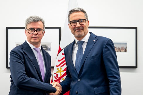 Lukas Brunner (a sinistra) e il presidente della Provincia Arno Kompatscher hanno sottolineato l’importanza di un dialogo costruttivo tra il mondo economico e quello politico. (Foto: USP/Fabio Brucculeri)
