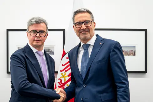 Lukas Brunner (links) und Landeshauptmann Arno Kompatscher unterstrichen die Wichtigkeit eines konstruktiven Dialogs zwischen Wirtschaft und Politik. (Foto: LPA/Fabio Brucculeri)