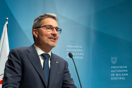 LH Arno Kompatscher: Das uns heute vorgestellte Rechtsgutachten scheint mir sehr umfassend und tiefgreifend. Es wird nun dem Südtiroler Landtag vorgestellt und allen Landtagsabgeordneten zur Verfügung gestellt. (Foto: LPA/Fabio Brucculeri)