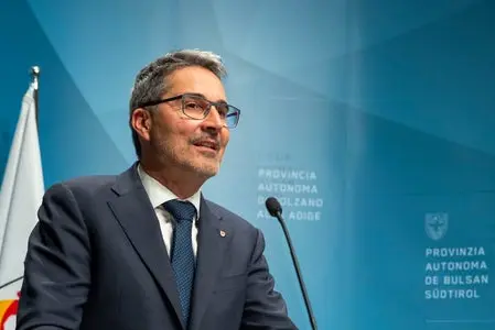 LH Arno Kompatscher: Das uns heute vorgestellte Rechtsgutachten scheint mir sehr umfassend und tiefgreifend. Es wird nun dem Südtiroler Landtag vorgestellt und allen Landtagsabgeordneten zur Verfügung gestellt. (Foto: LPA/Fabio Brucculeri)