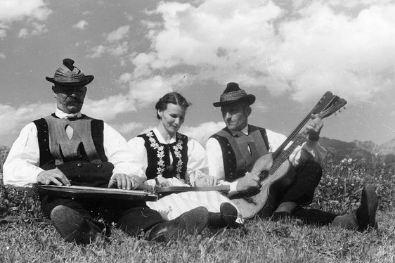 Herman Prantl (Zither), Marianne Elsler (Raffele), Anton Kaufmann (Gitarre) aufgenommen von Alfred Quellmalz am 28. Juli 1940 in Dorf Tirol. (Foto: LPA/Fotoarchiv Referat Volksmusik Nr.0005)