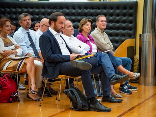 Tutti i membri della Giunta hanno preso parte alla presentazione odierna del Piano Clima Alto Adige 2040. Nella foto (da destra in prima fila), gli assessori Massimo Bessone, Maria Hochgruber Kuenzer, Giuliano Vettorato e Philipp Achammer. In seconda fila (secondo da sinistra) l'assessore Daniel Alfreider. (Foto: ASP/Fabio Brucculeri)