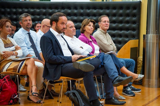 Alle Mitglieder der Landesregierung nahmen an der Vorstellung des Klimaplans teil. Im Bild ein Teil (1. Reihe v.r.) Massimo Bessone, Maria Hochgruber Kuenzer, Giuliano Vettorato und Philipp Achammer. In der zweiten Reihe (2.v.l.) Landesrat Daniel Alfreider. (Foto: LPA/Fabio Brucculeri)