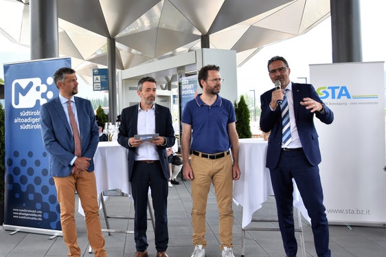 Il nuovo Centro di mobilità deve rendere la mobilità sostenibile anche attraente, ha sottolineato il presidente Kompatscher (primo da destra), che ha presentato il nuovo nodo intermodale assieme (da sinistra a destra) all'assessore Alfreider, al direttore della STA Dejaco e al sindaco Griessmair (Foto: ASP/Angelika Schrott)