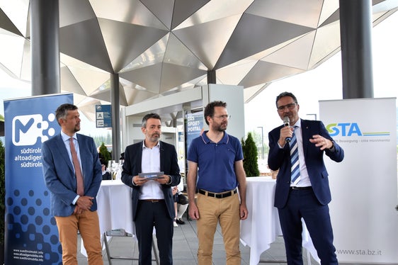 Il nuovo Centro di mobilità deve rendere la mobilità sostenibile anche attraente, ha sottolineato il presidente Kompatscher (primo da destra), che ha presentato il nuovo nodo intermodale assieme (da sinistra a destra) all'assessore Alfreider, al direttore della STA Dejaco e al sindaco Griessmair (Foto: ASP/Angelika Schrott)