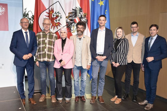 Die heutige Kick-off-Veranstaltung in Innsbruck mit Tirols Landeshauptmann Anton Mattle (l.) und dem Tiroler Landesamtsdirektor Herbert Forster (r.), bei der (v. l.) Helmut Gassebner (ehem. Präsident CLLD-Region INTERREG-Rat Wipptal), Sabine Richter (Regionalmanagement Wipptal), Günther Zimmermann (Land Tirol, Abt. Waldschutz (i.R)), Klaus Pietersteiner (Land Tirol, Abt. Waldschutz), Laura Hackl (Land Tirol, Abt. Organisation und Personal) und Günter Sölva (Südtirol, Amt für Personalentwicklung) Beste-Praxis-Beispiele von Fit4Co vorstellten. (Foto: Land Tirol/Neuner)