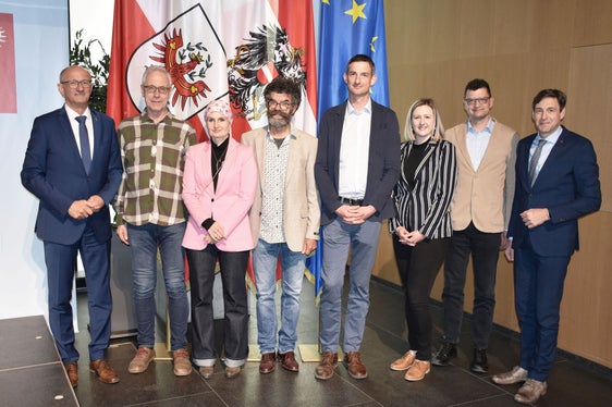 Die heutige Kick-off-Veranstaltung in Innsbruck mit Tirols Landeshauptmann Anton Mattle (l.) und dem Tiroler Landesamtsdirektor Herbert Forster (r.), bei der (v. l.) Helmut Gassebner (ehem. Präsident CLLD-Region INTERREG-Rat Wipptal), Sabine Richter (Regionalmanagement Wipptal), Günther Zimmermann (Land Tirol, Abt. Waldschutz (i.R)), Klaus Pietersteiner (Land Tirol, Abt. Waldschutz), Laura Hackl (Land Tirol, Abt. Organisation und Personal) und Günter Sölva (Südtirol, Amt für Personalentwicklung) Beste-Praxis-Beispiele von Fit4Co vorstellten. (Foto: Land Tirol/Neuner)
