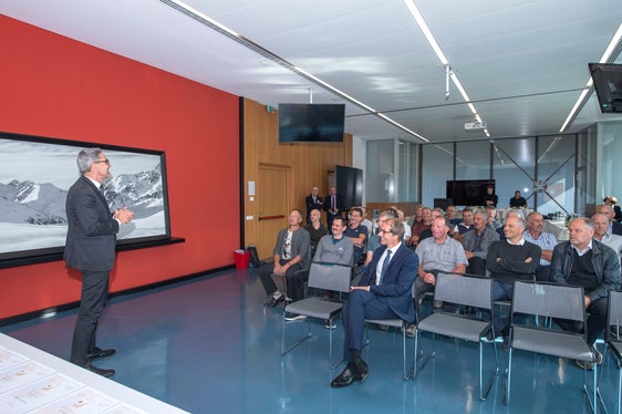 Il presidente della Provincia e assessore provinciale alla Protezione civile Arno Kompatscher durante la cerimonia dedicata ai pensionati del settore provinciale dei Bacini montani, svoltasi il 7 ottobre nell’Aula della Protezione civile presso l’Agenzia per la Protezione civile in viale Druso a Bolzano. (Foto: USP/Othmar Seehauser)
