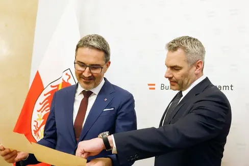 Il presidente Kompatscher (sx) e il cancelliere della Repubblica d'Austria Karl Nehammer osservano l'originale dell'accordo De Gasperi-Gruber (Accordo di Parigi). (Foto: Dragan Tatic)