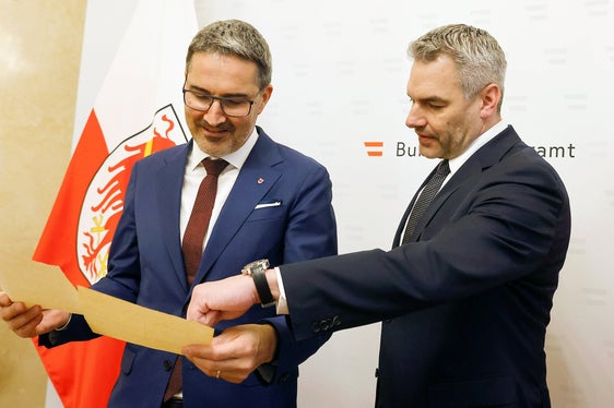 Il presidente Kompatscher (sx) e il cancelliere della Repubblica d'Austria Karl Nehammer osservano l'originale dell'accordo De Gasperi-Gruber (Accordo di Parigi). (Foto: Dragan Tatic)