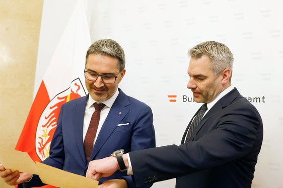 Il presidente Kompatscher (sx) e il cancelliere della Repubblica d'Austria Karl Nehammer osservano l'originale dell'accordo De Gasperi-Gruber (Accordo di Parigi). (Foto: Dragan Tatic)