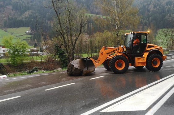 Auf der Staatsstraße zwischen Meran und St. Leonhard in Passeier war der Straßendienst nach einem Steinschlag im Einsatz. (Foto: LPA/Landesstraßendienst)