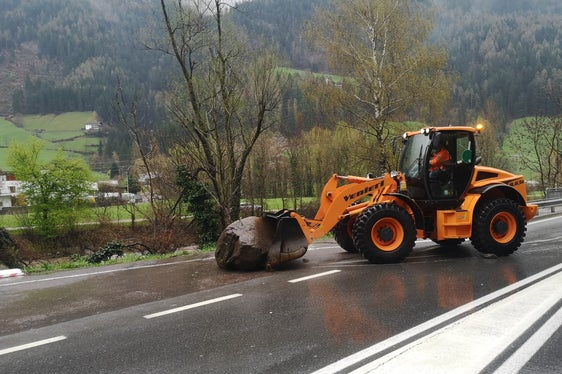 Auf der Staatsstraße zwischen Meran und St. Leonhard in Passeier war der Straßendienst nach einem Steinschlag im Einsatz. (Foto: LPA/Landesstraßendienst)