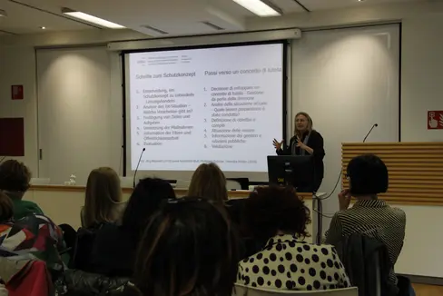 I servizi di assistenza alla prima infanzia sono luoghi sicuri per i bambini. I responsabili degli enti gestori hanno approfondito con esperte la tutela dei minori e avviato l’elaborazione di progetti dedicati. Nella foto l'intervento della professoressa Ulrike Loch (Foto: ASP/Carmen Kollmann)