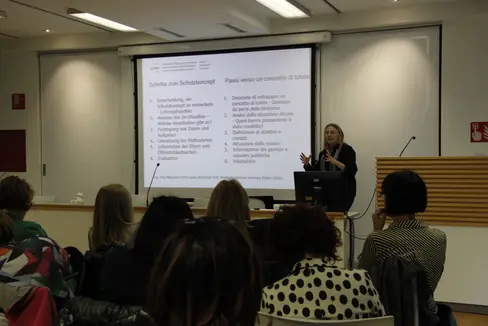 I servizi di assistenza alla prima infanzia sono luoghi sicuri per i bambini. I responsabili degli enti gestori hanno approfondito con esperte la tutela dei minori e avviato l’elaborazione di progetti dedicati. Nella foto l'intervento della professoressa Ulrike Loch (Foto: ASP/Carmen Kollmann)