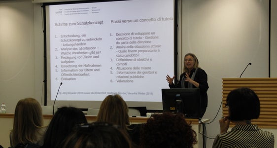 Bei einer Informationsveranstaltung der Familienagentur ermutigte Ulrike Loch, Professorin an der Freien Universität, die Anwesenden an Kinderschutzkonzepten für Kleinkindbetreuungsdienste zu arbeiten. (Foto: LPA/Carmen Kollmann)