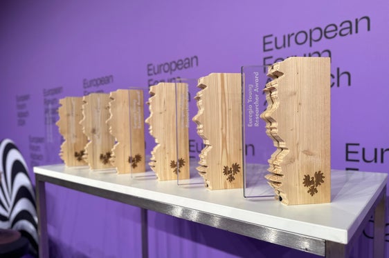 Die Trophäen für die drei Erstgereihten beim Euregio-Innovationspreis und beim Euregio-Jungforscherinnenpreis (Foto: Euregio)