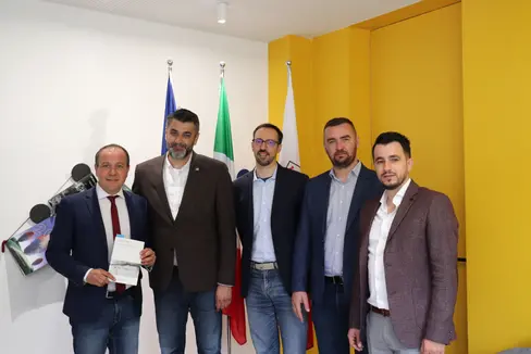 Da sin.: assessore Giuliano Vettorato, il direttore del Memoriale di Srebrenica, Emir Suljagic, Sergio Bonagura direttore di arci ragazzi e arci Bolzano, Almir Salihović, ricercatore del Memoriale di Srebrenica e responsabile dei progetti sulla oral history, Edin Ikanović, coordinatore per il Memoriale di Srebrenica del progetto Srebrenica 2.0 in partenariato con Arci Bolzano-Bozen (Foto: ASP/Gabriel Marciano)