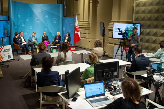 L’assessora Deeg ha ricordato, assieme ai suoi promotori, i 10 anni della legge sul sostegno alla famiglia e ha ribadito l'obiettivo dell'Alto Adige come terra aperta alle esigenze delle famiglie (Foto: ASP/Greta Stuefer)