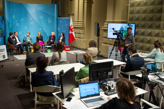 L’assessora Deeg ha ricordato, assieme ai suoi promotori, i 10 anni della legge sul sostegno alla famiglia e ha ribadito l'obiettivo dell'Alto Adige come terra aperta alle esigenze delle famiglie (Foto: ASP/Greta Stuefer)