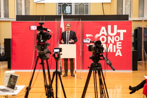 “Eniann él n ann particolar, tratan chël che i se recordun dles arjuntes, mo al é ince n’ocajiun por ciaré inant”, á dit le Presidënt dla Provinzia Arno Kompatscher tratan la presentaziun ofiziala. (Foto: USP/Barbara Franzelin)