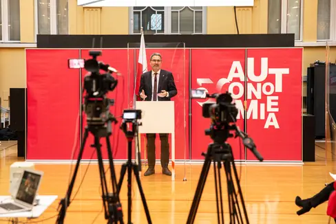 “Eniann él n ann particolar, tratan chël che i se recordun dles arjuntes, mo al é ince n’ocajiun por ciaré inant”, á dit le Presidënt dla Provinzia Arno Kompatscher tratan la presentaziun ofiziala. (Foto: USP/Barbara Franzelin)