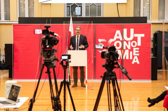 “Eniann él n ann particolar, tratan chël che i se recordun dles arjuntes, mo al é ince n’ocajiun por ciaré inant”, á dit le Presidënt dla Provinzia Arno Kompatscher tratan la presentaziun ofiziala. (Foto: USP/Barbara Franzelin)