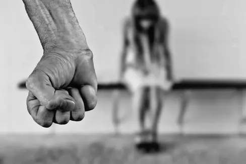 Das Protokoll Zeus sieht den Auf- und Ausbau eines psychosozialen Programmes vor, das Täter dazu bringen soll, ihr Verhalten zu überdenken und zu ändern. Land Südtirol und Quästur von Bozen haben das Protokoll Anfang April unterzeichnet. (Foto: Pixabay)